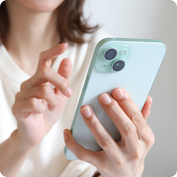 スマートフォンでWEB予約をする様子