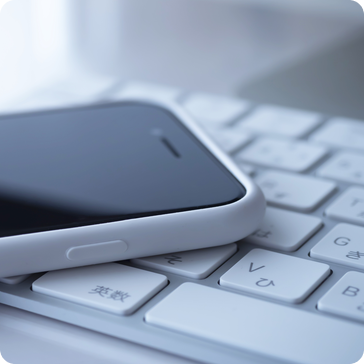 スマートフォンで予約情報を入力する様子