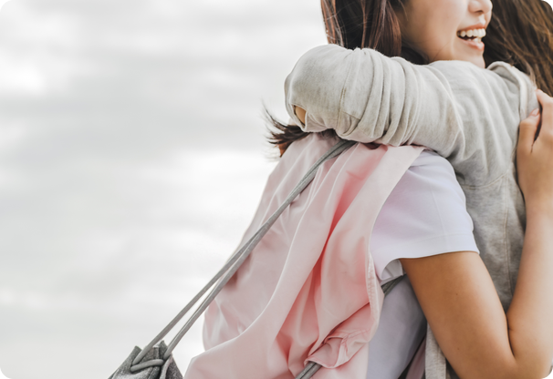 抱き合う女性たち