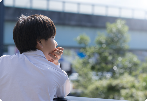 屋外で考え込む女性